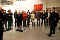 Kurator Marcus Spangenberg bei der F&uuml;hrung durch die Bilderausstellung